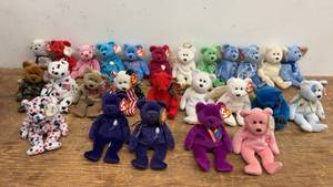 lot 187 image: Collection of 22 Beanie Baby Bears - Various Designs