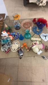 lot 288 image: Assorted Home Decor and Collectible Figurines, Set of 20 Pieces