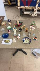 lot 289 image: Collection of Decorative Porcelain and Glass Figurines and Bowls