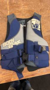 lot 193 image: Collection of 5 Youth and Adult Life Jackets