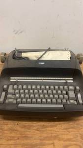 lot 213 image: IBM Selectric Electric Typewriter - Used