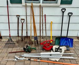 lot 19 image: Yard Tools Lot