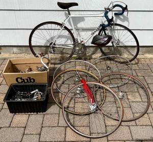lot 9 image: Basso Road Bike with Five Spare Rims & Misc Bike Parts