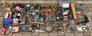lot 46 image: Specialty Automotive Tool Bundle