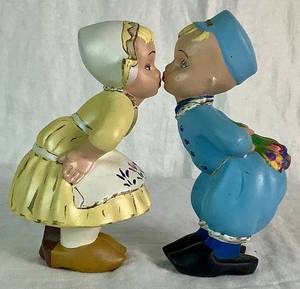 lot 39 image: Dutch Kissing Ceramic Figurines 6.5 H