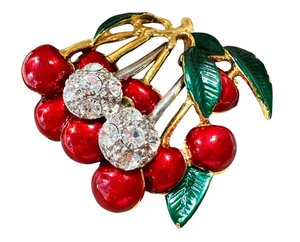 lot 15G image: Joan Rivers Vintage Cameo Brooch with Rhinestone Accents