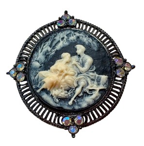 lot 19G image: Joan Rivers Courting Couple Cameo Brooch