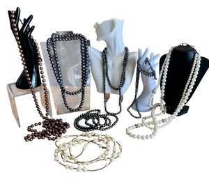 lot 25K image: Assorted Faux Pearl Necklaces