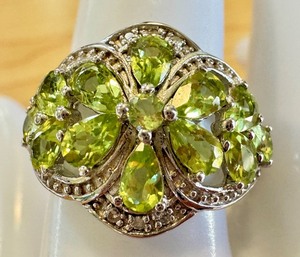 lot 19JJ image: Sterling Silver Ring with Peridot Gemstones