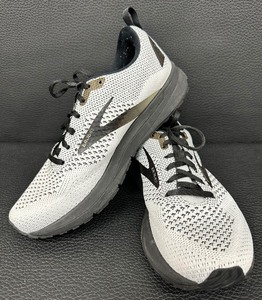 lot 93 image: Brooks Revel 4 White and Black Running Shoes - Size 8 12