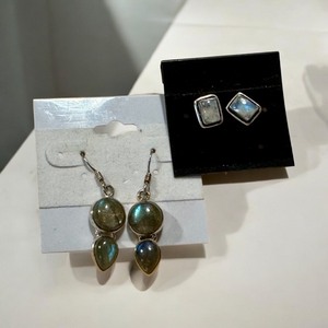 lot 23J image: Set of Labradorite and Moonstone Earrings