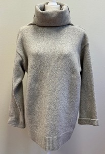 lot 36 image: Cozy Light Grey Wool Blend Sweater - Size Small
