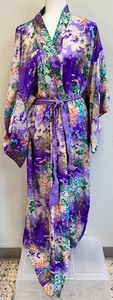 lot 58 image: Vintage Colorful 100% Silk Japanese Robe - Made in Japan