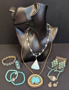 lot 131JG image: Gorgeous Green and Blue Tone Fashion Jewelry