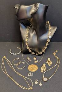 lot 123JG image: Gold and Silver Tone Fashion Jewelry