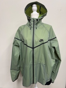 lot 70 image: Nike Mens XL Lightweight Hooded Jacket in Light Green