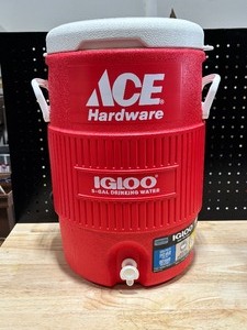 lot 4 image: Igloo 5 Gallon Seat Top Water Jug