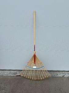 lot 19 image: 30 Bamboo Rake