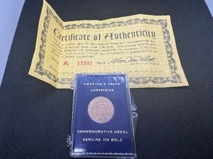 lot 8 image: 1976 10K Gold Americas 200th Christmas, .091 Troy oz 10K Gold wCOA