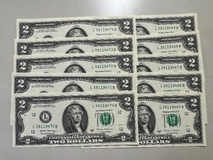 lot 140 image: Ten Sequential $2 Bills