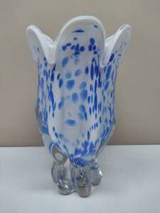 lot 1 image: Royal Gallery Hand Blown Vase
