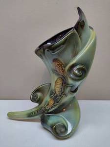 lot 25 image: HULL Parchment & Pine Cornucopia Pottery