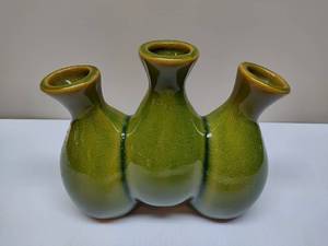 lot 28 image: Vintage Three-Bud Ceramic Vase
