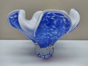 lot 3 image: Royal Gallery Hand Blown Petal Bowl