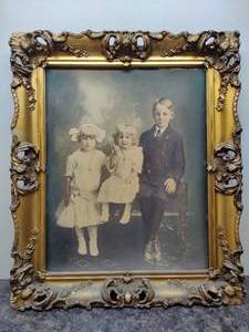 lot 34 image: Family Photo in Antique Frame