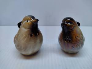 lot 19 image: Bird Salt & Pepper Shakers