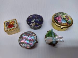 lot 44 image: Tiny Trinket Boxes
