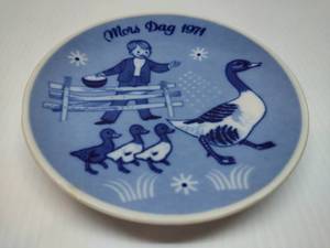 lot 61 image: Mothers Day Plate 1971