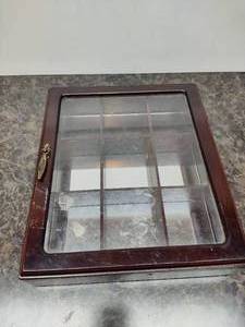 lot 80 image: Mirrored Mini Display Case