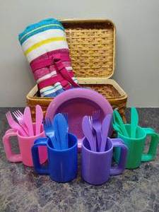 lot 87 image: Picnic Basket wCupsPlatesSilverware  Mat