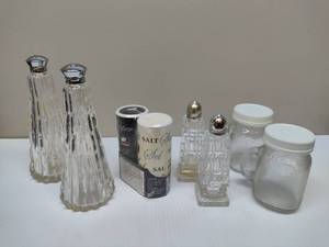 lot 90 image: Lot of Glass Salt & Pepper Shakers