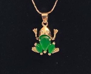 lot 104 image: Jade () Frog Pendant & Chain Stamped 18KGP