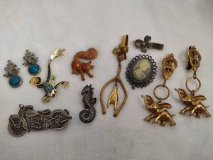 lot 110 image: Lot of Assorted BroochesPinsPendants