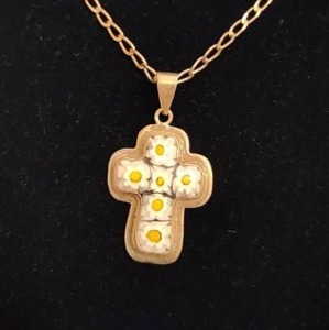 lot 106 image: Silver Cross Pendant wInset Daisies