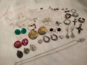 lot 115 image: Lot of Asst Misc Silver Tone & Costume Jewelry
