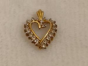 lot 118 image: 10K Yellow Gold Heart Pendant