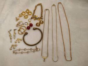 lot 117 image: Lot of Gold Tone Costume Jewelry