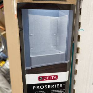 lot 141 image: Delta Pro-Series 60 in. W x 57 in. H Five Piece Glue Up Bathtub Surrounds in High Gloss White