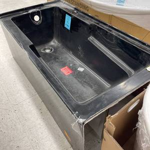 lot 186 image: Swiss Madison Voltaire 60 in. x 30 in. Acrylic Left Drain Rectangular Alcove Bathtub in Matte Black