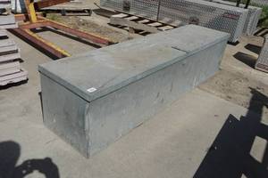 lot 40 image: Large Metal Truck Box
