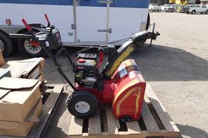 lot 14 image: Craftsman 26 2-Stage Snow Blower with Electric Start