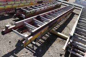 lot 56 image: 2 Fiberglass Extension Ladders - 26, 28