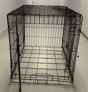 lot 17 image: DOG KENNEL LARGE