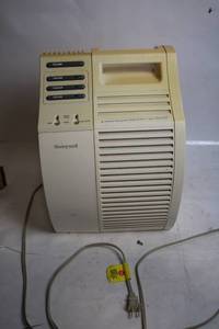 lot 246 image: Honeywell Air Purifier with HEPA Filter