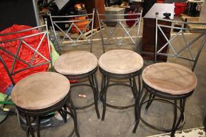 lot 257 image: Set of 4 Metal Bar Stools with Cushioned Seats