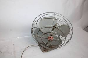 lot 292 image: Vintage GE Electric Fan with Metal Blade and Cage
